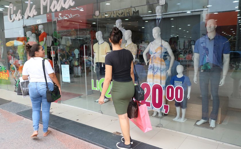 Lojas do comércio de Maceió fazem liquidação pós-Carnaval