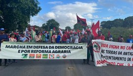 Movimentos sociais interditam trecho da BR-104, em União dos Palmares