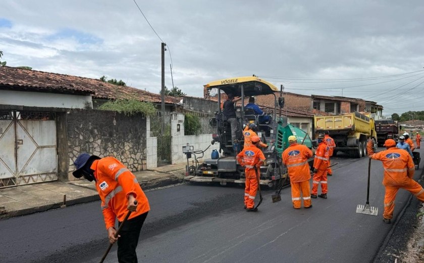 Prefeitura realiza serviços de pavimentação e drenagem em ruas da parte alta de Maceió
