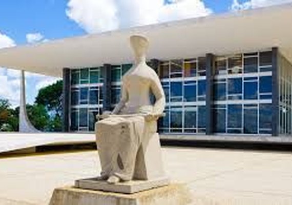 Um terço dos deputados e senadores estão na mira do STF