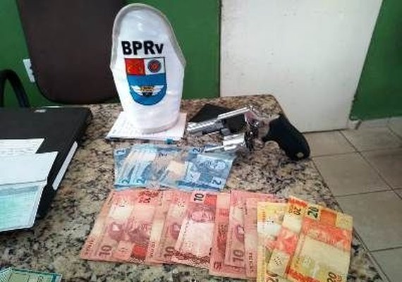Durante blitz, policiais apreendem arma de fogo em Marechal Deodoro