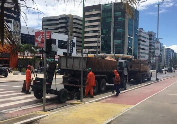 Equipes de manutenção de vias trabalham nas partes alta e baixa de Maceió