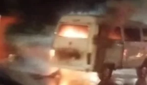 Kombi pega fogo em via pública de Maceió na noite dessa quarta (30)