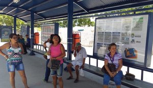 Usuários podem visualizar linhas de ônibus de Maceió em ponto reformado