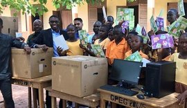 Professor de Gana que ensina computação no quadro-negro ganhou computadores