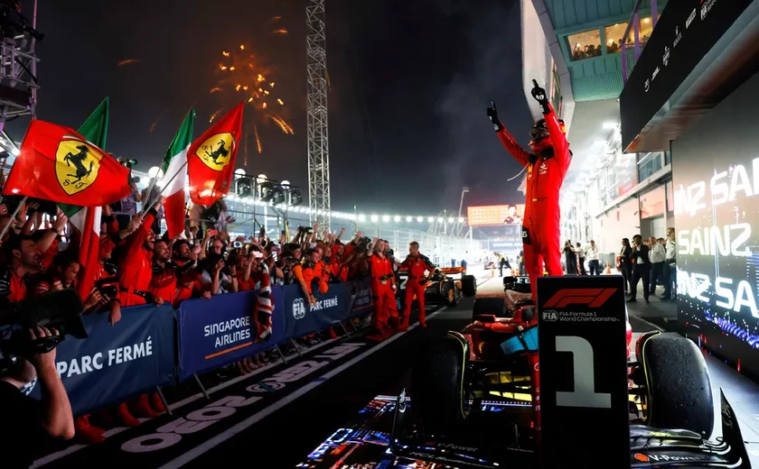 Carlos Sainz vence em Singapura, quebra sequência de Verstappen e rompe jejum da Ferrari