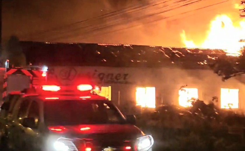 Incêndio destrói fábrica de móveis em Arapiraca