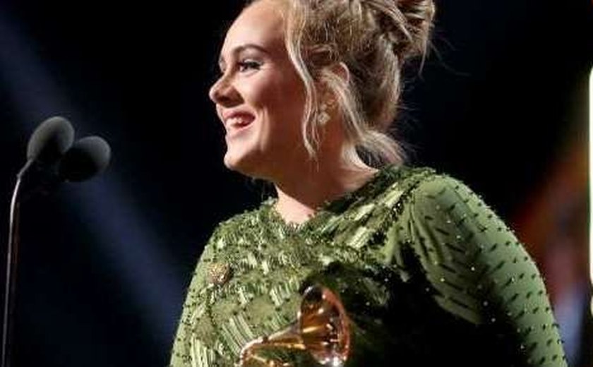 Adele quebra troféu para dividir com Beyoncé e erra nota de música no Grammy