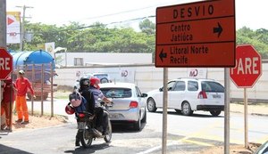 Agentes orientam motoristas no 1º dia de mudanças no trânsito em Jacarecica