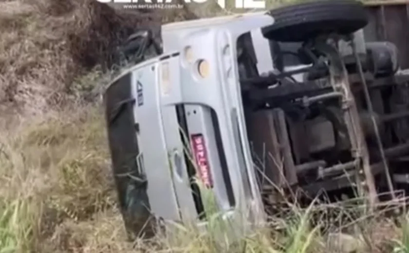 Caminhão tomba às margens da AL-220 no Sertão de Alagoas