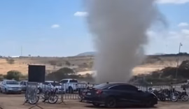 Redemoinho de poeira surpreende público durante evento de motocross em Dois Riachos