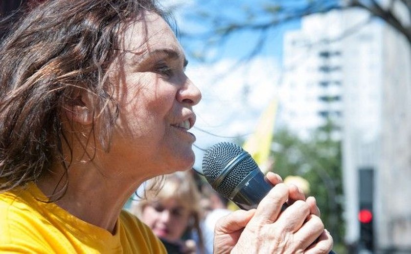 Atriz Regina Duarte participa de protestos em apoio à Operação Lava Jato
