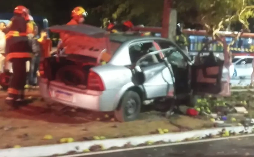 Homem morre após carro bater contra árvore na Avenida Durval de Góes Monteiro