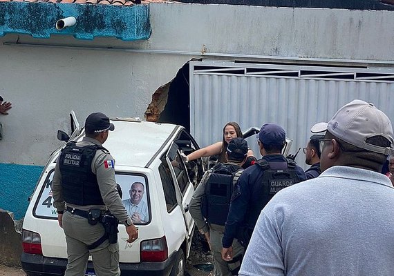 Condutor morre após carro desgovernado perder controle em ladeira e colidir em muro de residência