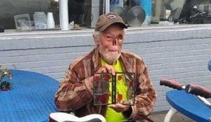 Idoso é convidado a se retirar de lanchonete por sua aparência