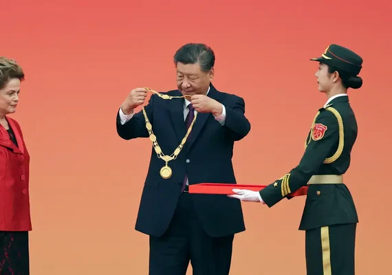 Ex-presidente Dilma recebe medalha do presidente chinês Xi Jinping