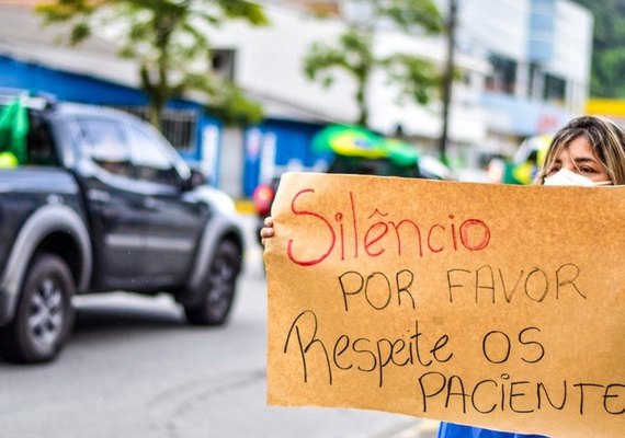 Grupo faz buzinaço em frente a hospital e profissionais da saúde criticam