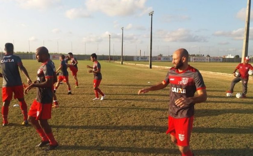 Doriva relaciona 22 jogadores para partida do CRB contra o Vila Nova
