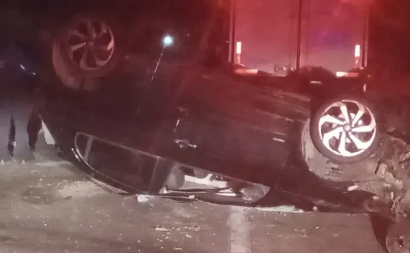 Carro capota, homem é arremessado e morre em Estrela de Alagoas