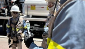 Conheça serviço de lavagem da rede elétrica que visa diminuir efeitos da salinidade existente à beira mar