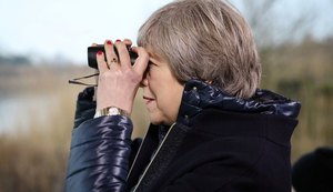 Theresa May promete erradicar desperdício evitável de plástico no Reino Unido até 2042