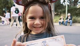 Menina de Maceió vive momento emocionante na Disney após perder balão de princesas