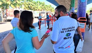 Ação educativa da SMTT orienta passageiras sobre Lei da Parada Segura em Maceió