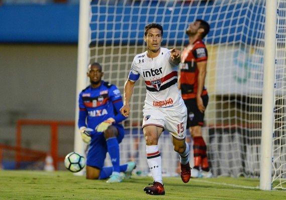 Hernanes volta a ser decisivo e São Paulo vence Atlético-GO fora de casa