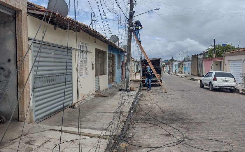 Incêndio em poste  deixa fios de empresas de telefonia e internet caídos no chão