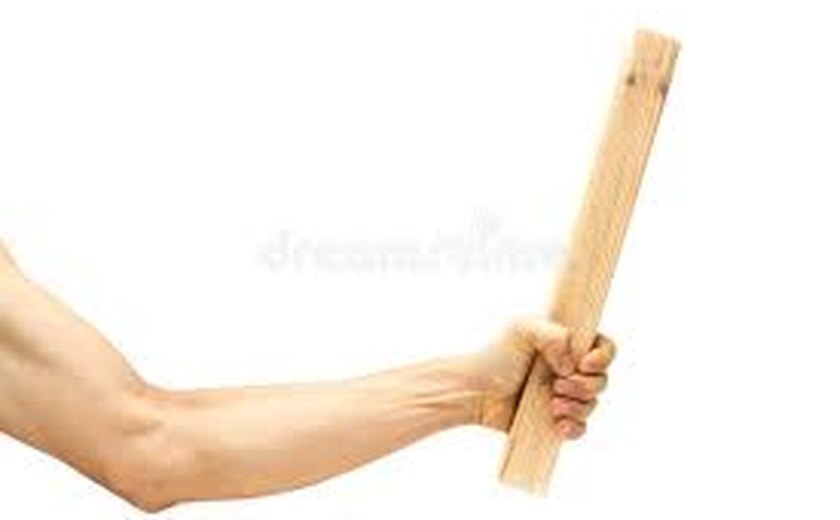 Ex-companheiro agride mulher com pauladas e é preso em flagrante