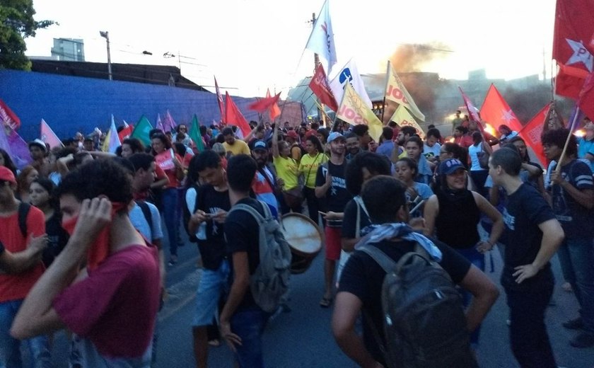Protesto contra prisão de Lula mobiliza centenas de pessoas em Maceió