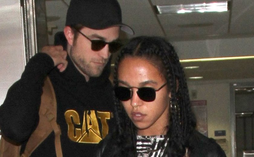 Pattinson diz que ele e namorada FKA Twigs estão 'meio que noivos'