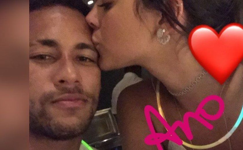 Neymar ganha beijo de feliz ano novo de Bruna Marquezine