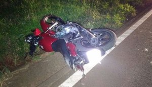 Criança morre e pai fica ferido em colisão de moto com veículo