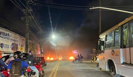 Manifestantes fecham os dois sentidos da Av. Gustavo Paiva contra falta de água