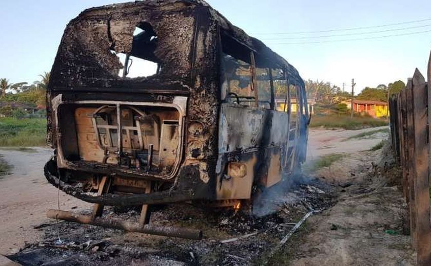 Incêndio de micro-ônibus pode ter sido criminoso, diz prefeitura