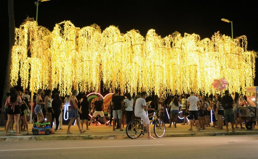 Mesmo reduzida, iluminação de Natal na orla de Maceió atrai grande número de pessoas