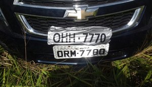 Polícia Rodoviária Federal recupera carro roubado com adesivo imitando placa