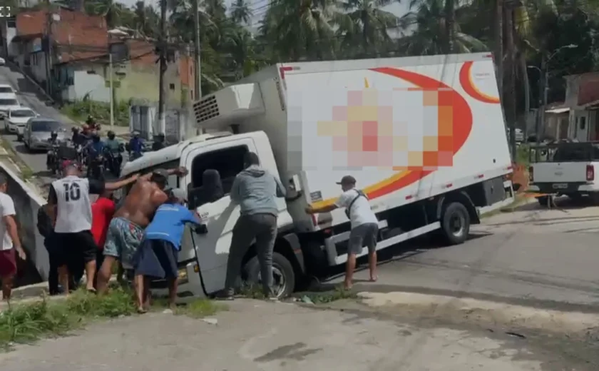 Caminhão fica preso em buraco de esgoto e bloqueia trânsito em Maceió