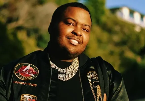 Cantor americano e sua mãe são presos após operação da SWAT