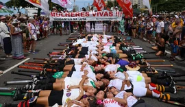 Mulheres se reúnem em Copacabana contra a violência e o feminicídio