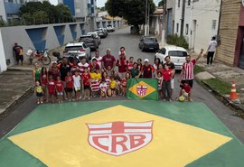 Sócios Kids pintam o Casarão do CRB de verde e amarelo