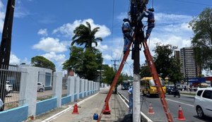 Avenida Fernandes Lima recebe ação emergencial da Ilumina após incêndio em poste