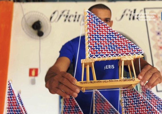 Pelo terceiro ano consecutivo o projeto Fábrica de Esperança participa do Prêmio Alagoano de Turismo na confecção dos troféus