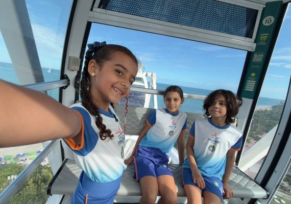 Estudantes de escola municipal participam de dia de lazer na roda-gigante