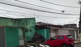 Carro derruba muro de residência em Arapiraca após condutor perder controle da direção