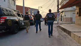 Vídeo mostra prisão de suspeito de participar de esquema de tráfico de drogas em Maceió