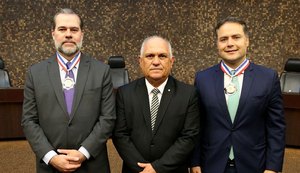 Governador Renan Filho é homenageado pelo Judiciário com Comenda Moura Castro