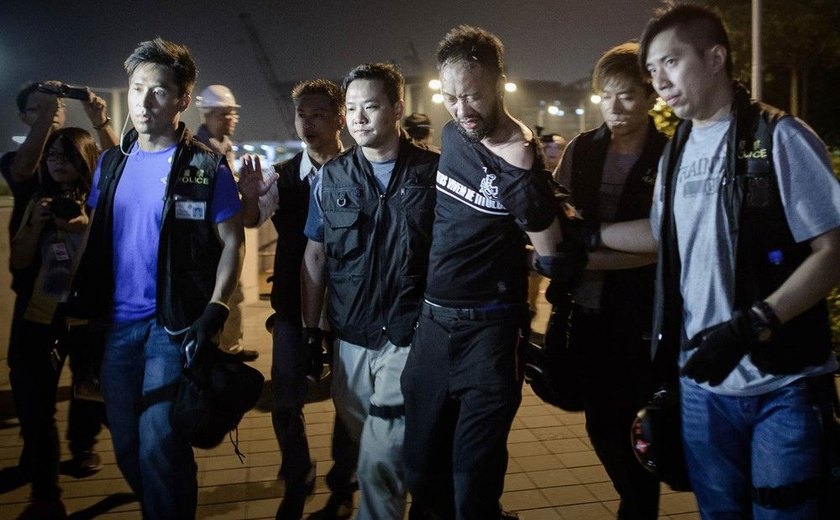 Justiça revoga ou diminui sentença de policiais que espancaram jovem em Hong Kong