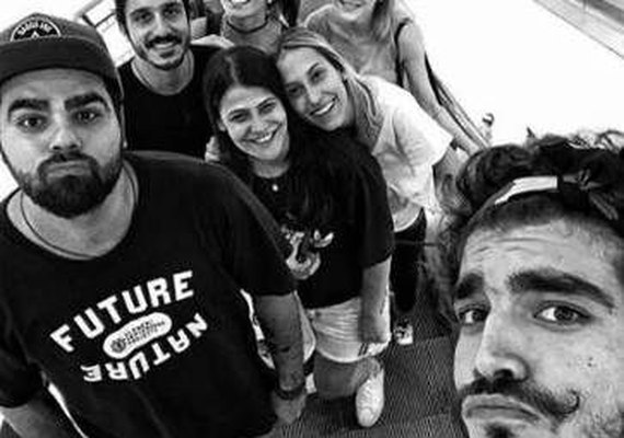 Caio Castro reage a comentário homofóbico em foto: ‘Sou hétero, mas se fosse homo?’
